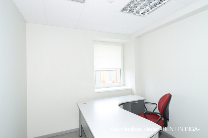 Sludinājumi. Birojs Šķirotavā.  + 2. stāvs. + Platība sastāv no koridora/recepcijas, trīs kabinetiem, virtuves Cena: 1740 EUR/mēn Foto #8