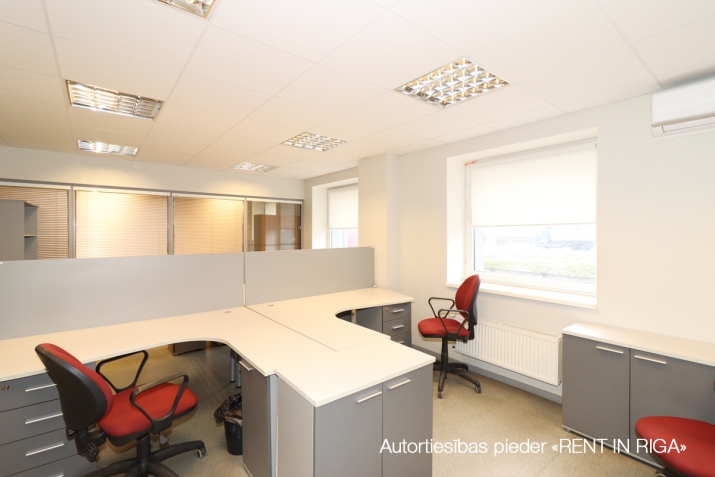 Sludinājumi. Birojs Šķirotavā.  + 2. stāvs. + Platība sastāv no koridora/recepcijas, trīs kabinetiem, virtuves Cena: 1740 EUR/mēn Foto #9