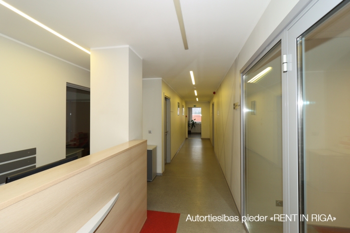 Sludinājumi. Birojs Šķirotavā.  + 2. stāvs. + Platība sastāv no koridora/recepcijas, trīs kabinetiem, virtuves Cena: 1740 EUR/mēn Foto #2