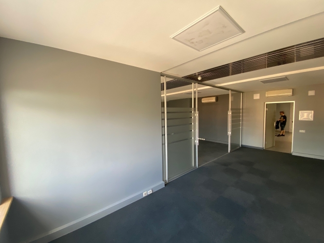 Sludinājumi. Iznomā biroja telpas Elijas ielā. Birojs atrodas ēkas 2. stāvā.  Gaišs un saulains birojs, kas Cena: 727 EUR/mēn Foto #4