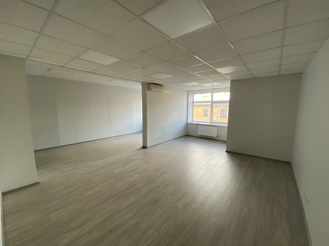 Sludinājumi. Iznomā biroja telpas Elijas ielā. Birojs atrodas ēkas 2. stāvā.  Gaišs un saulains birojs, kas Cena: 349 EUR/mēn Foto #2