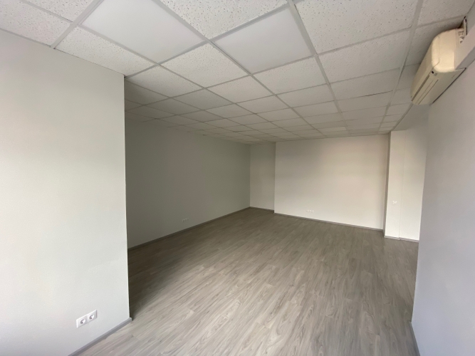 Sludinājumi. Iznomā biroja telpas Elijas ielā. Birojs atrodas ēkas 2. stāvā.  Gaišs un saulains birojs, kas Cena: 349 EUR/mēn Foto #3