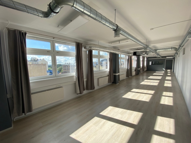 Sludinājumi. Iznomā biroja telpas Elijas ielā. Birojs atrodas ēkas 6. stāvā.  Gaišs un saulains birojs, kas Cena: 986 EUR/mēn Foto #1