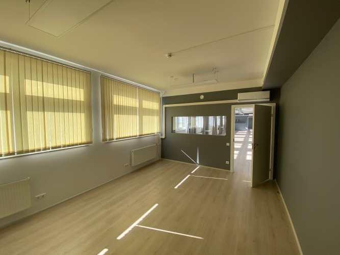 Sludinājumi. Iznomā biroja telpas Elijas ielā. Birojs atrodas ēkas 6. stāvā.  Gaišs un saulains birojs, kas Cena: 986 EUR/mēn Foto #4
