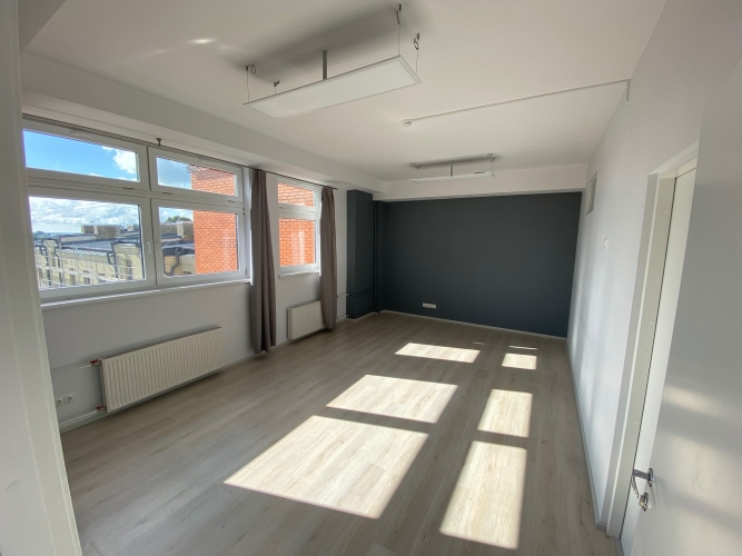 Sludinājumi. Iznomā biroja telpas Elijas ielā. Birojs atrodas ēkas 6. stāvā.  Gaišs un saulains birojs, kas Cena: 986 EUR/mēn Foto #3