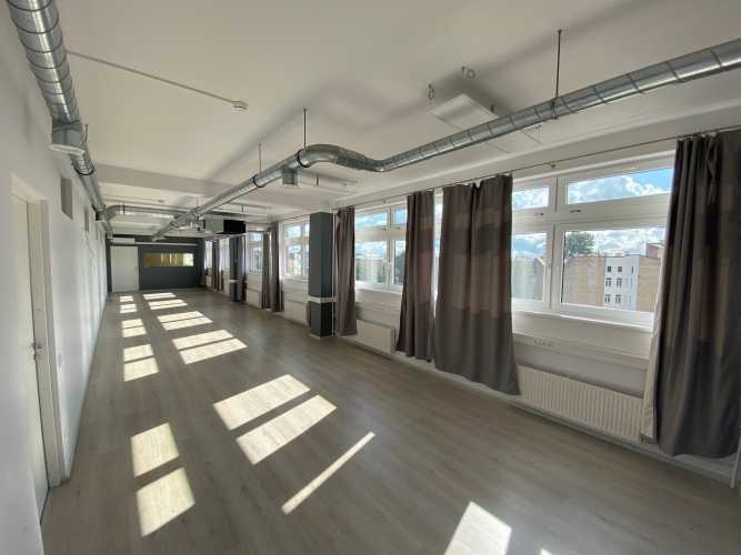 Sludinājumi. Iznomā biroja telpas Elijas ielā. Birojs atrodas ēkas 6. stāvā.  Gaišs un saulains birojs, kas Cena: 986 EUR/mēn Foto #2