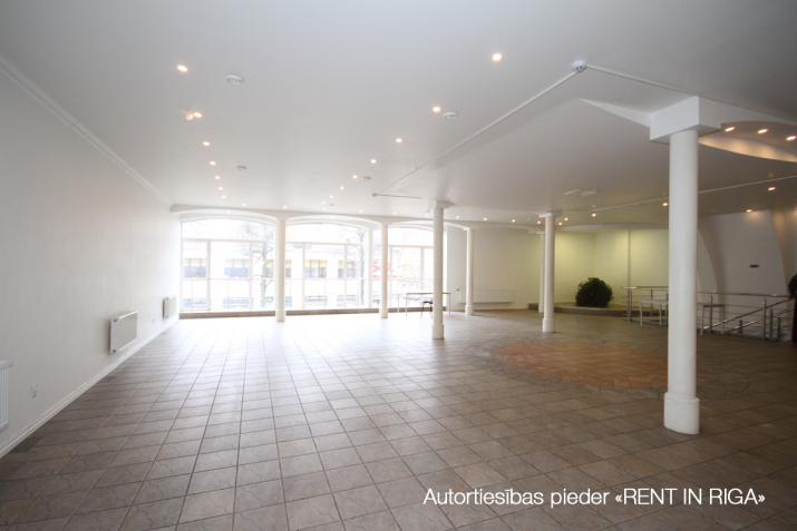 Sludinājumi. Atvērta plānojuma telpas birojam, apmācībām, ekspozīciju zālei, pasākumiem vai sporta zālei.  Cena: 2200 EUR/mēn Foto #1