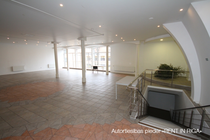 Sludinājumi. Atvērta plānojuma telpas birojam, apmācībām, ekspozīciju zālei, pasākumiem vai sporta zālei.  Cena: 2200 EUR/mēn Foto #3