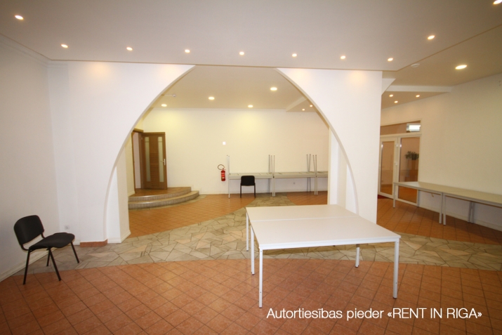 Sludinājumi. Atvērta plānojuma telpas birojam, apmācībām, ekspozīciju zālei, pasākumiem vai sporta zālei.  Cena: 2200 EUR/mēn Foto #5