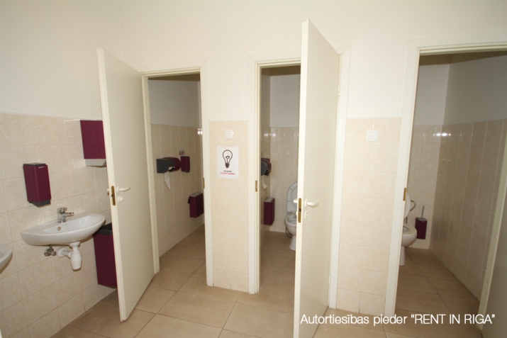 Sludinājumi. Atvērta plānojuma telpas birojam, apmācībām, ekspozīciju zālei, pasākumiem vai sporta zālei.  Cena: 2200 EUR/mēn Foto #7