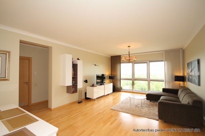 Sludinājumi. Mūsdienīgs, pilnībā aprīkots 3-istabu dzīvoklis ar panorāmas logiem prestižā projektā Lielirbes Cena: 850 EUR/mēn Foto #1