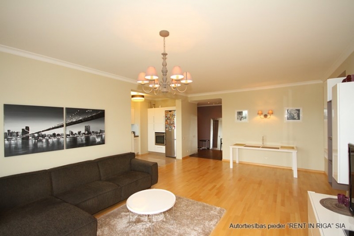 Sludinājumi. Mūsdienīgs, pilnībā aprīkots 3-istabu dzīvoklis ar panorāmas logiem prestižā projektā Lielirbes Cena: 850 EUR/mēn Foto #2