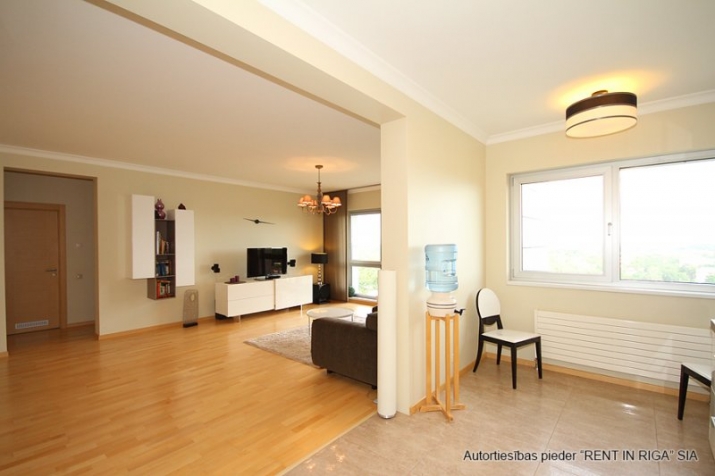 Sludinājumi. Mūsdienīgs, pilnībā aprīkots 3-istabu dzīvoklis ar panorāmas logiem prestižā projektā Lielirbes Cena: 850 EUR/mēn Foto #3