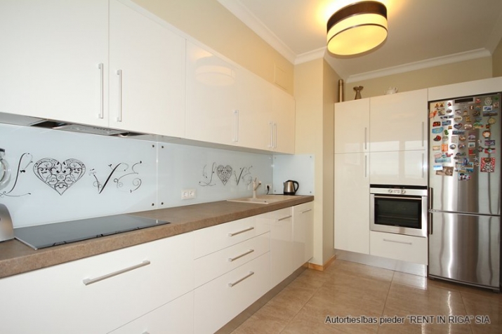 Sludinājumi. Mūsdienīgs, pilnībā aprīkots 3-istabu dzīvoklis ar panorāmas logiem prestižā projektā Lielirbes Cena: 850 EUR/mēn Foto #4