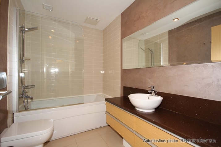 Sludinājumi. Mūsdienīgs, pilnībā aprīkots 3-istabu dzīvoklis ar panorāmas logiem prestižā projektā Lielirbes Cena: 850 EUR/mēn Foto #8