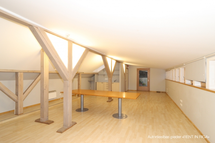 Sludinājumi. Ilgtermiņa nomai tiek piedāvāts plašs mansarda birojs Rīgas centrā ar burvīgu priekšrocību, 64 m2 Cena: 1773 EUR/mēn Foto #2