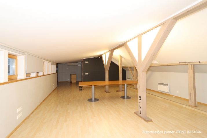 Sludinājumi. Ilgtermiņa nomai tiek piedāvāts plašs mansarda birojs Rīgas centrā ar burvīgu priekšrocību, 64 m2 Cena: 1773 EUR/mēn Foto #4