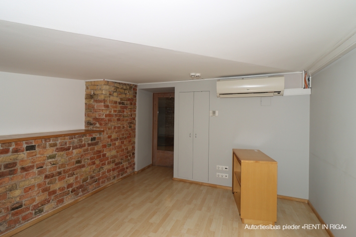 Sludinājumi. Ilgtermiņa nomai tiek piedāvāts plašs mansarda birojs Rīgas centrā ar burvīgu priekšrocību, 64 m2 Cena: 1773 EUR/mēn Foto #5