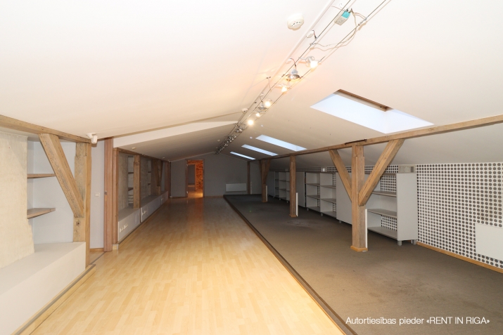 Sludinājumi. Ilgtermiņa nomai tiek piedāvāts plašs mansarda birojs Rīgas centrā ar burvīgu priekšrocību, 64 m2 Cena: 1773 EUR/mēn Foto #6