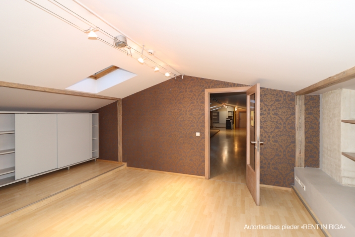 Sludinājumi. Ilgtermiņa nomai tiek piedāvāts plašs mansarda birojs Rīgas centrā ar burvīgu priekšrocību, 64 m2 Cena: 1773 EUR/mēn Foto #8