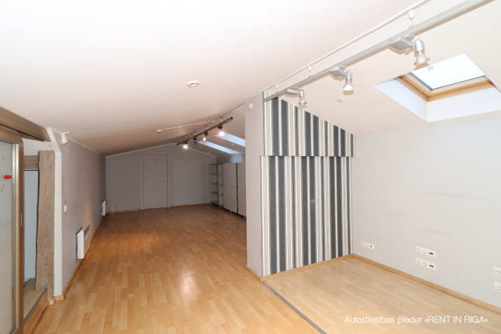 Sludinājumi. Ilgtermiņa nomai tiek piedāvāts plašs mansarda birojs Rīgas centrā ar burvīgu priekšrocību, 64 m2 Cena: 1773 EUR/mēn Foto #9