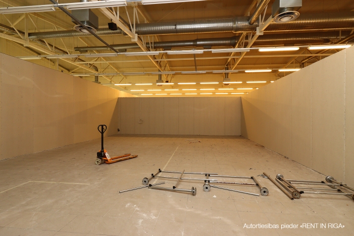 Sludinājumi. Iznomā telpas tirdzniecības centrā Mežciemā.   Telpas atrodas Hipokrāta ielā 26, ēkas 1. stāvā.   Cena: 1680 EUR/mēn Foto #3