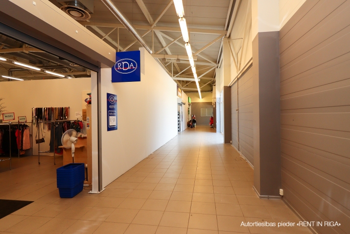 Sludinājumi. Iznomā telpas tirdzniecības centrā Mežciemā.   Telpas atrodas Hipokrāta ielā 26, ēkas 1. stāvā.   Cena: 1680 EUR/mēn Foto #4