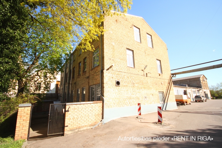 Sludinājumi. Gaumīgs birojs ar koka sijām un atdalītiem kabinetiem mansarda stāvā.  + 3.stāvs-mansarda tipa Cena: 1100 EUR/mēn Foto #9