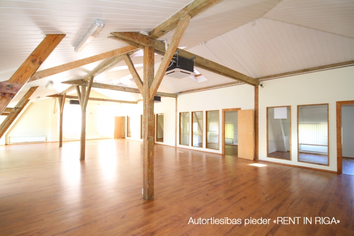 Sludinājumi. Gaumīgs birojs ar koka sijām un atdalītiem kabinetiem mansarda stāvā.  + 3.stāvs-mansarda tipa Cena: 1100 EUR/mēn Foto #5