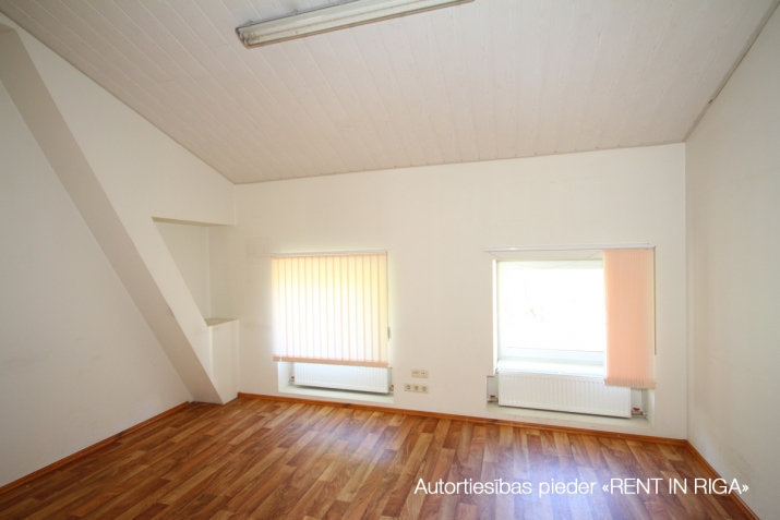 Sludinājumi. Gaumīgs birojs ar koka sijām un atdalītiem kabinetiem mansarda stāvā.  + 3.stāvs-mansarda tipa Cena: 1100 EUR/mēn Foto #7