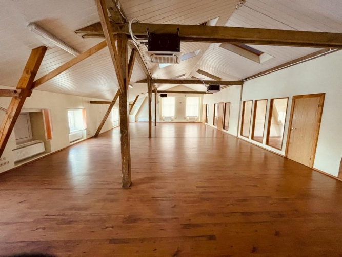 Sludinājumi. Gaumīgs birojs ar koka sijām un atdalītiem kabinetiem mansarda stāvā.  + 3.stāvs-mansarda tipa Cena: 1100 EUR/mēn Foto #1