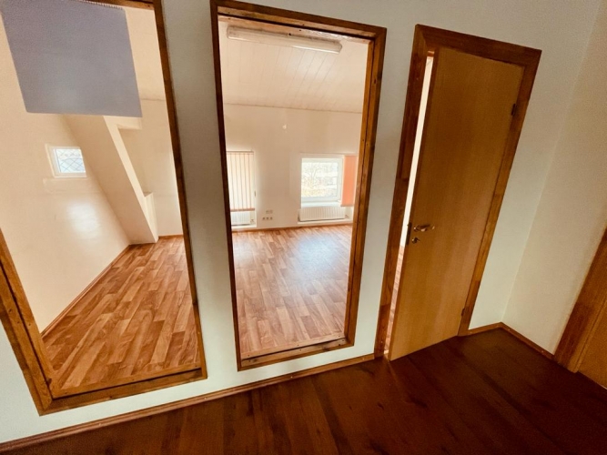 Sludinājumi. Gaumīgs birojs ar koka sijām un atdalītiem kabinetiem mansarda stāvā.  + 3.stāvs-mansarda tipa Cena: 1100 EUR/mēn Foto #2