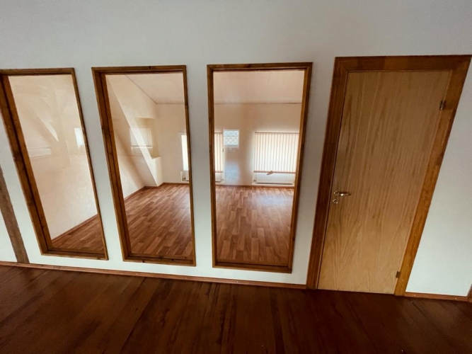 Sludinājumi. Gaumīgs birojs ar koka sijām un atdalītiem kabinetiem mansarda stāvā.  + 3.stāvs-mansarda tipa Cena: 1100 EUR/mēn Foto #3