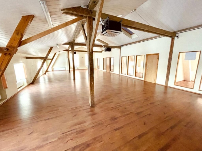 Sludinājumi. Gaumīgs birojs ar koka sijām un atdalītiem kabinetiem mansarda stāvā.  + 3.stāvs-mansarda tipa Cena: 1100 EUR/mēn Foto #4