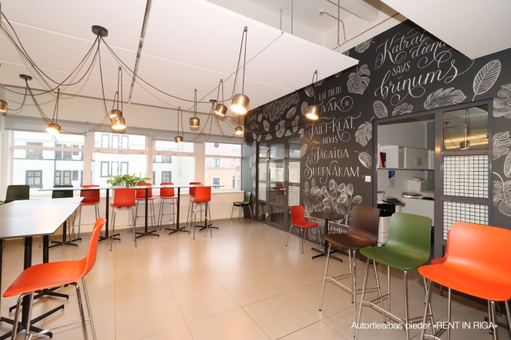 Sludinājumi. Uzņēmuma TET biroju ēkā tiek iznomāts viss Pērses ielas puses korpuss.   + Ofiss ir nesen kā Cena: 7470 EUR/mēn Foto #9