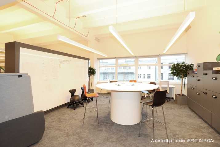 Sludinājumi. Uzņēmuma TET biroju ēkā tiek iznomāts viss Pērses ielas puses korpuss.   + Ofiss ir nesen kā Cena: 14940 EUR/mēn Foto #5