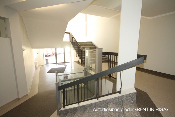 Объявление. Помещение с раковиной на Югле, Бривибас гатве 403.  Помещение может быть приспособлено под офис, Цена: 363 EUR/мес. Foto #4