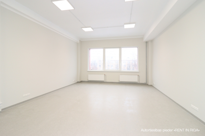 Объявление. Помещение с раковиной на Югле, Бривибас гатве 403.  Помещение может быть приспособлено под офис, Цена: 363 EUR/мес. Foto #1