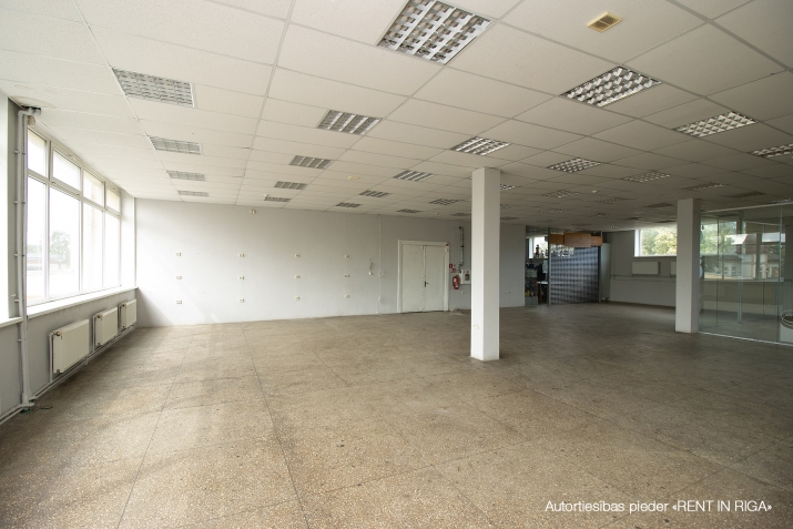 Объявление. T/C \'Liedags\' Slokā, piedāvājam veikala telpas 168 m2 platībā.  Ēkas enkurnomnieks pārtikas veikals Цена: 500 EUR/мес. Foto #3