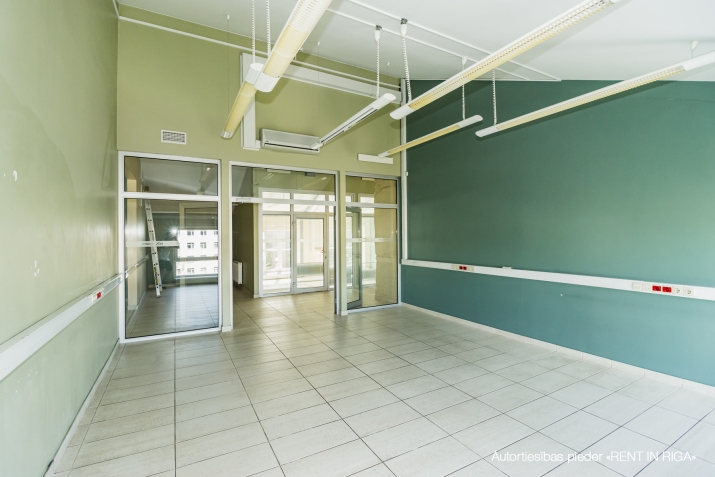 Объявление. Plašs, gaišs mansarda stāva birojs ar 74 m2 lielu terasi.  + augsti griesti un daudz dienas Цена: 2000 EUR/мес. Foto #6