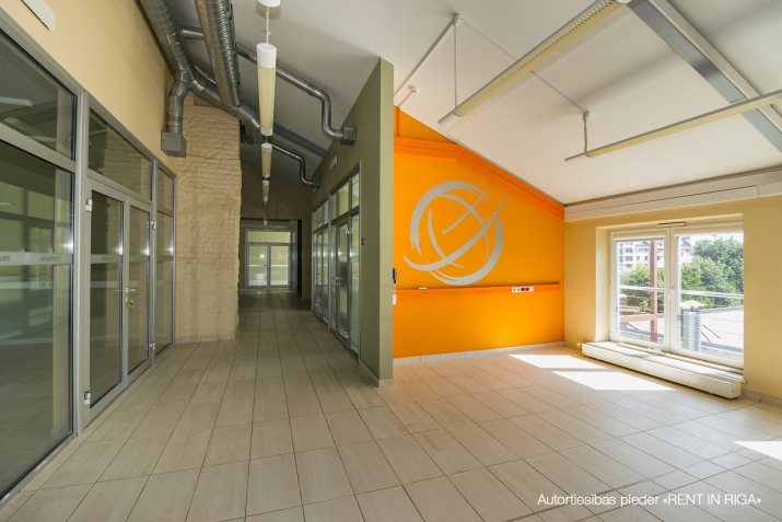 Sludinājumi. Plašs, gaišs birojs ar 74 m2 lielu terasi. Kopējā biroja platība ar terasi 354.4 m2.  + augsti Cena: 298000 EUR Foto #2