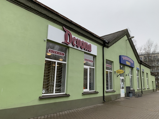 Sludinājumi. Tirdzniecības vieta nelielā tirzniecības centrā, kurš ir koncentrēts uz tirgus tipa vietām. Fiksēta Cena: 300 EUR/mēn Foto #2