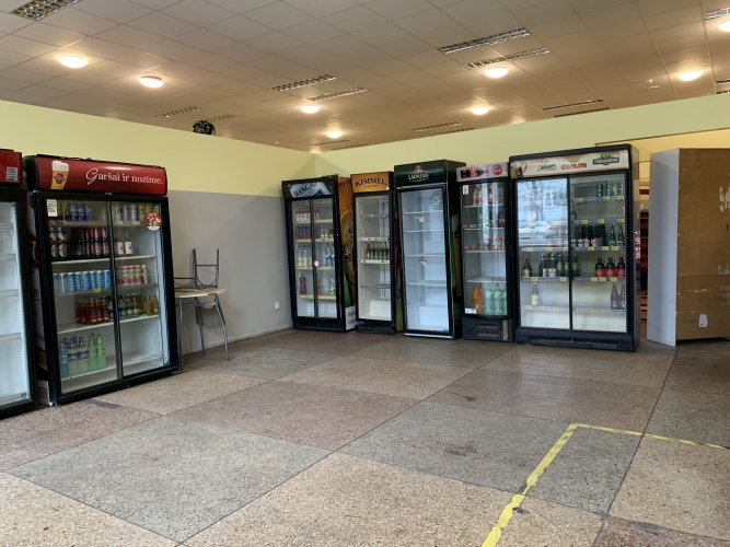 Sludinājumi. Tirdzniecības vieta nelielā tirzniecības centrā, kurš ir koncentrēts uz tirgus tipa vietām.  Cena: 500 EUR/mēn Foto #6