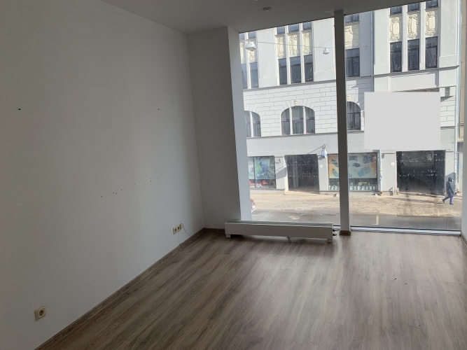 Sludinājumi. Iznomā gaišas komerctelpas ar lieliem skatlogiem  Matīsa ielā, pretī t/c Bērnu pasaule!  Cena: 350 EUR/mēn Foto #5