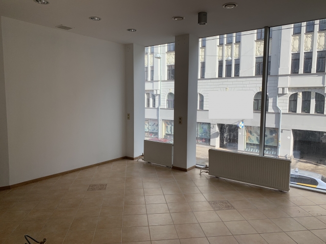 Sludinājumi. Iznomā gaišas komerctelpas ar lieliem skatlogiem  Matīsa ielā, pretī t/c Bērnu pasaule!  Cena: 350 EUR/mēn Foto #1