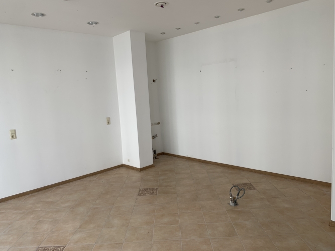 Sludinājumi. Iznomā gaišas komerctelpas ar lieliem skatlogiem  Matīsa ielā, pretī t/c Bērnu pasaule!  Cena: 350 EUR/mēn Foto #4