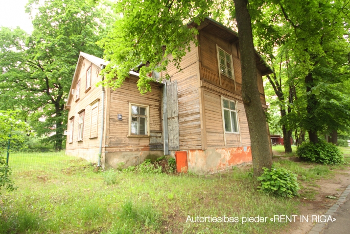 Sludinājumi. Tiek pārdots plašs zemes gabals ar piecu dzīvokļu ēku uz tās.  + Jaukta apbūve ar dzīvojamo Cena: 350000 EUR Foto #1