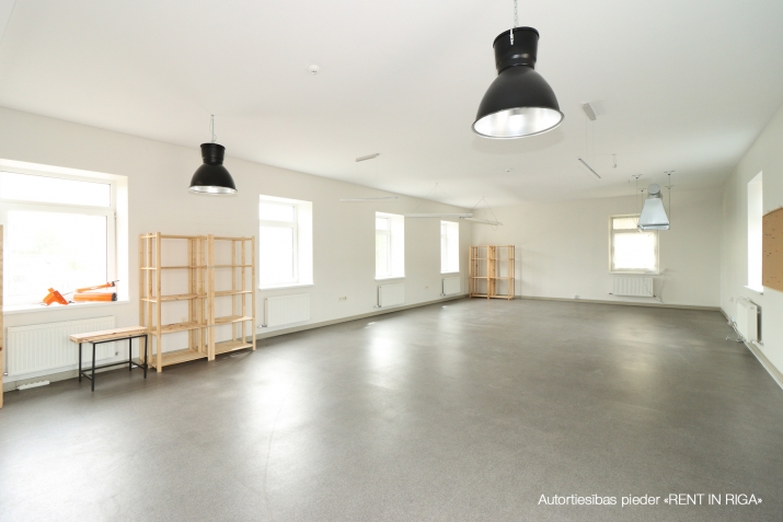 Sludinājumi. Iznomā biroju kapitāli rekonstruēta ēka sakoptā industriālā parkā.  Piedāvāju biroja telpas ēkas 2. Cena: 470 EUR/mēn Foto #1