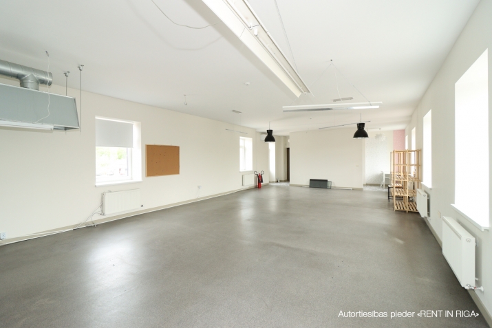 Sludinājumi. Iznomā biroju kapitāli rekonstruēta ēka sakoptā industriālā parkā.  Piedāvāju biroja telpas ēkas 2. Cena: 470 EUR/mēn Foto #2