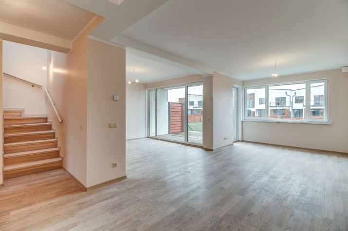 Sludinājumi. Divstavu  rindu mājā ar savu zemesgabalu atrodas slēgta tipa ciematā.  Pirmajā stāvā ir plaša Cena: 350000 EUR Foto #1